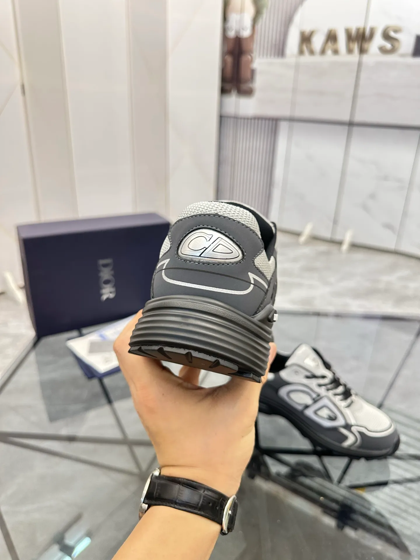 Men's shoes: 💰P400¥ Available in Guangzhou Product trademark: Dior* "Dior*" low-top casual shoes Regular size: 35-46 (can be customized to 47) Couple style Product materials: Upper imported cowhide stitched with original fabric, breathable lining, ultra-light foam original outsole. No.: 007